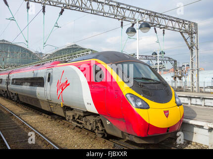 Jungfrau trainieren bei Manchester Piccadilly Station, Manchester, England, UK Stockfoto