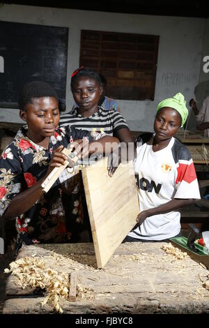 Lehrlinge, Hobeln, Holz, Zimmerei und Tischlerei Werkstatt Matamba-Solo, Provinz Bandundu, Republik Kongo Stockfoto