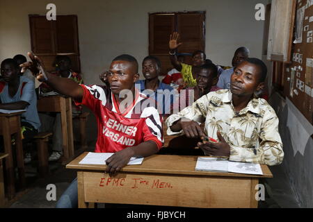 Lehrlinge, Studenten am Schreibtisch, Zimmerei und Tischlerei Schulworkshop Matamba-Solo, Provinz Bandundu, Republik Kongo Stockfoto