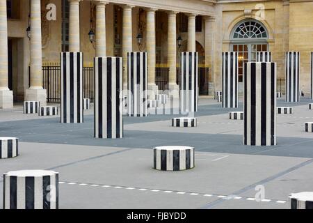 Kunstwerk, Les Deux Plateaux von Daniel Buren, schwarzen und weißen Polygone, Innenhof, Palais Royal, Paris, Île-de-France Stockfoto