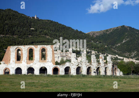 Gesamtansicht von der historischen Stadt Gubbio mit Ruinen des römischen Amphitheaters im Vordergrund. Gubbio ist die Stadt in Umbrien Stockfoto