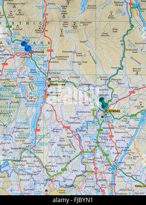 Fahrplan des Lake District Lake Windermere mit Karte Stifte unter Angabe der Position von Ambleside und Kendal zeigen. Stockfoto