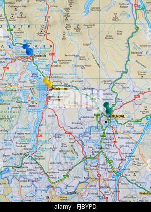 Fahrplan des Lake District Lake Windermere mit Karte Pins in den Städten von Ambleside, Windermere und Kendal zeigen. Stockfoto