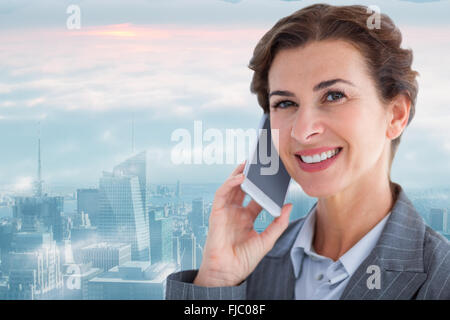 Zusammengesetztes Bild des Porträts von schönen Geschäftsfrau telefonieren mit Handy Stockfoto