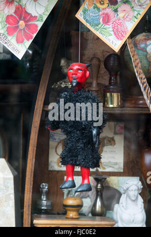Teufel-Marionette im Schaufenster Scriptum, Turl Street, Oxford, England Stockfoto