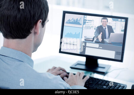 Zusammengesetztes Bild glücklich Kaufmann mit seiner hand Stockfoto