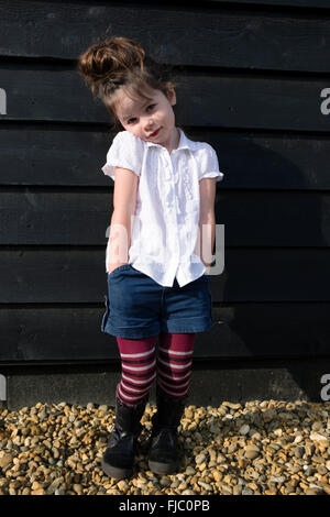 4 - Jahre altes Mädchen tragen Jeans-Shorts über Wolle Strumpfhose Stockfoto