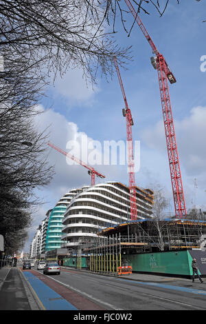 Krane und neue Mehrfamilienhäuser im Bau in der Nähe von Battersea Power Station in Queenstown Rd South London UK KATHY DEWITT Stockfoto