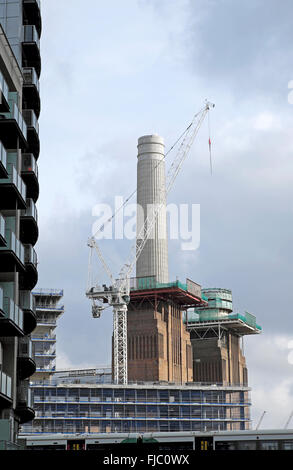 Blick auf einen einzigen Battersea Power Station Schornstein Krane Bau Bebauung Nine Elms London UK KATHY DEWITT Stockfoto