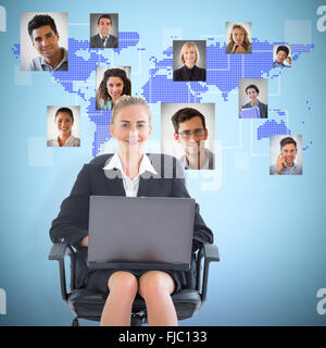 Zusammengesetztes Bild der Geschäftsfrau sitzen auf Drehstuhl mit laptop Stockfoto