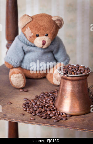 Teddybär und Kaffee Vintage getönten Bild mit Retro-Tapeten Stockfoto