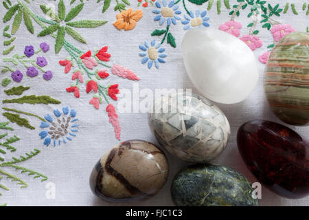 traditionelle Ostereier auf floral Tischdecke Stockfoto