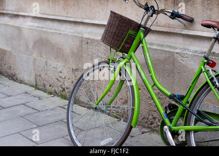 Universität Schüler Fahrrad an eine Wand gelehnt. Oxford University Press; England Stockfoto