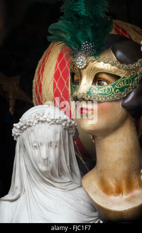 Venezianische Maske auf einer Prüfpuppe Kopf und eine Replik verschleierte Mädchen-Büste im Schaufenster Scriptum, Turl Street, Oxford, England Stockfoto