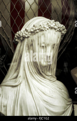 Replikat verschleierte Mädchen Büste im Schaufenster Scriptum, Turl Street, Oxford, England Stockfoto