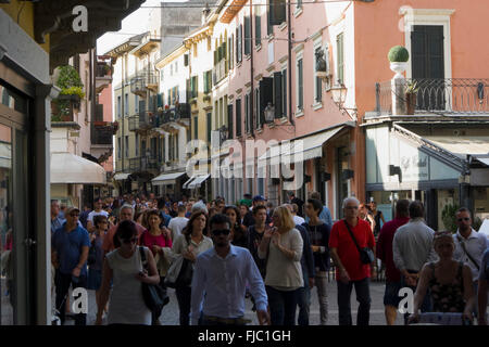 Altstadt, Peschiera del Garda, Venetien, Italien | Altstadt, Peschiera del Garda, Veneto, Italien Stockfoto