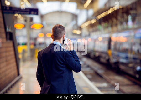 Geschäftsmann mit Smartphone, machen einen Telefonanruf, unterirdische pl Stockfoto