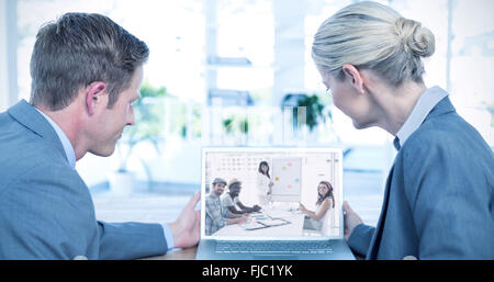 Zusammengesetztes Bild der Geschäftsleute, die auf leeren Bildschirm des Laptops Stockfoto