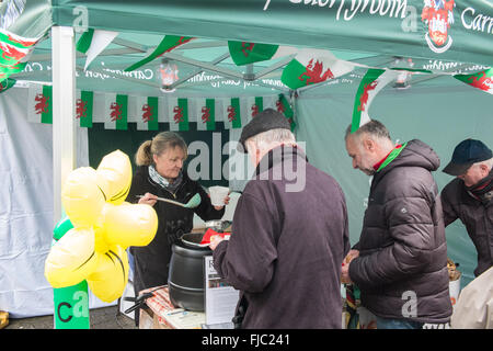 Carmarthen, Wales, UK. 1. März 2016. Carmarthen, Wales, UK. 1. März 2016. Tätig in walisischen Cawl am Guidhall Square, Carmarthen, Wales. Bildnachweis: Paul Quayle/Alamy Live-Nachrichten Stockfoto