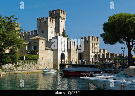 Hafen und Castello Scaligero, Sirmione, Gardasee, Lombardei, Italien Stockfoto