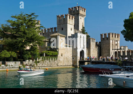 Hafen und Castello Scaligero, Sirmione, Gardasee, Lombardei, Italien Stockfoto