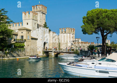 Hafen und Castello Scaligero, Sirmione, Gardasee, Lombardei, Italien Stockfoto