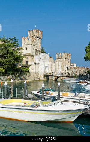 Hafen und Castello Scaligero, Sirmione, Gardasee, Lombardei, Italien Stockfoto