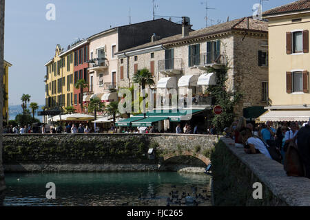 Altstadt, Sirmione, Gardasee, Lombardei, Italien | alte Stadt, Sirmione, Gardasee, Lombardei, Italien Stockfoto