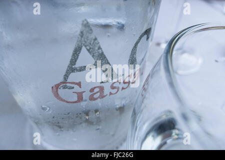 Mineralwasser Auf Restauranttisch, Sirmione, Gardasee, Lombardei, Italien | Mineralwasser im Restaurant Tisch, Sirmione, See Ga Stockfoto