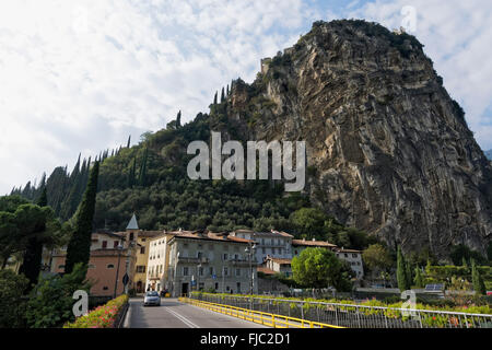 Burgberg Castello di Arco, Arco, Gardasee, Trentino, Italien | Castle hill Castello di Arco, Arco, Gardasee, Trentino, Italien Stockfoto