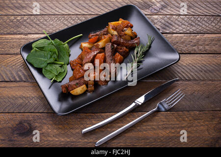 Geschmortes Kalbfleisch mit Auberginen und anderes Gemüse. Stockfoto