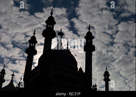 Kuppel und Minarette der Brighton Royal Pavilion in der Silhouette, am frühen Morgen, Brighton, UK Stockfoto