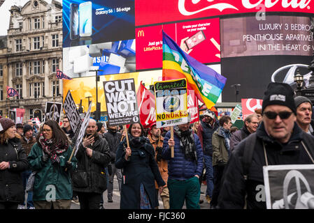 Stoppen Sie Trident Demonstration, organisiert von der Kampagne für nukleare Abrüstung, London, England, UK. 27.02.2016 Stockfoto