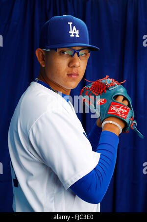 Glendale, AZ, USA. 27. Februar 2016. GLENDALE, AZ -FEB 27, 2015 - | Los Angeles Schwindler Krug Julio Urias. | Während Foto-Tag bei den Dodgers Camelback Ranch-Glendale Frühling Schulungseinrichtung fotografiert. (K.c. Alfred / San Diego Union-Tribune © K.C. Alfred/U-T San Diego/ZUMA Draht/Alamy Live News Stockfoto