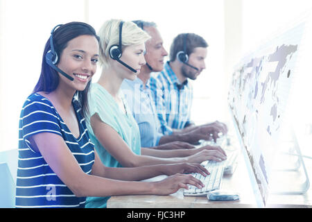 Zusammengesetztes Bild der lässigen Call-Center-Arbeiterinnen im Büro Stockfoto