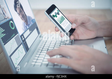 Zusammengesetztes Bild von glücklichen Menschen sitzen auf der Couch SMS auf Handy Stockfoto