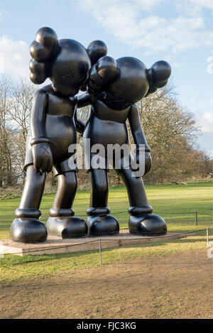 Die schwarzen Cartoon-Skulptur auf dem Weg von KAWS auf dem Display bei Yorkshire Sculpture Park West Bretton Wakefield England UK Stockfoto