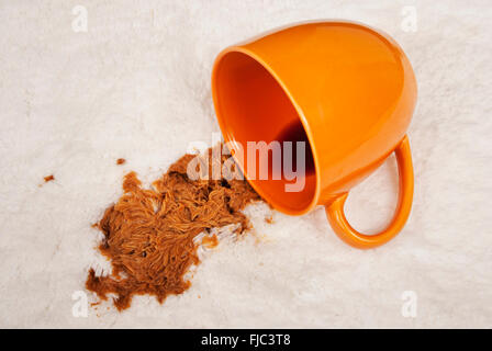 Kaffee Verschütten auf weißen Teppich Stockfoto