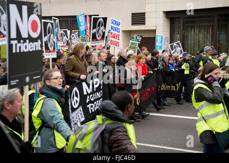 Stoppen Sie Trident Demonstration, organisiert von der Kampagne für nukleare Abrüstung, London, England, UK. 27.02.2016 Stockfoto