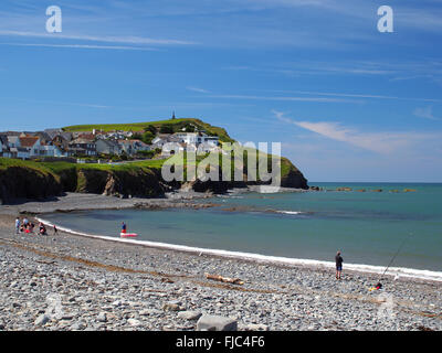 Borth, Ceredigion mit Blick auf das Kriegerdenkmal oder Denkmal Stockfoto