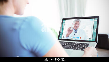 Zusammengesetztes Bild der schwangeren Frau, die mit ihrem laptop Stockfoto