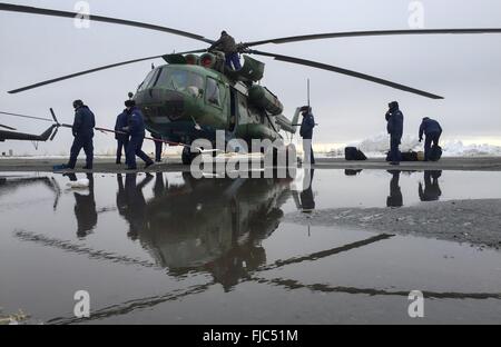 Russische Suche und Wiederherstellung Kräfte MI-8 Hubschrauber Personal binden Sie nach Ankunft am Flughafen von Zhezkazgan aus Karaganda in Vorbereitung für morgen Sojus TMA - 18M Raumschiff Landung mit Expedition 46 Crew 1. März 2016 in Zhezkazgan, Kasachstan.  Kommandant Scott Kelly der NASA und der russischen Kosmonauten Mikhail Kornienko von Roskosmos werden zurückkehren nach Abschluss einer internationalen Raumstation Rekord Jahre währenden Mission und Sergey Volkov nach sechs Monaten auf der Station zurückkehrt. Stockfoto