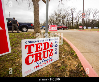 Abstimmung für die Person, die Sie für Büro und zu genehmigen. Dadurch wird die Auswahl der Gesetze oder Anleihen zu unterstützen. In Texas sie Stimmen in der lokalen Gemeinschaft Zentren oder Kirchen. Nicht schwer mit Fahne und Zeichen zu finden, die Förderung der Kandidaten Stockfoto