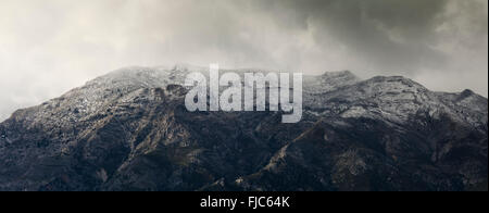 Berge im Naturpark Sierra de las Nieves, La Torrecilla Gipfel bedeckt mit Schnee, Andalusien, Spanien. Stockfoto