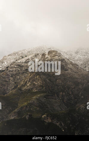 Berge im Naturpark Sierra de las Nieves, La Torrecilla Gipfel bedeckt mit Schnee, Andalusien, Spanien. Stockfoto