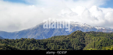 Berge im Naturpark Sierra de las Nieves, La Torrecilla Gipfel bedeckt mit Schnee, Andalusien, Spanien. Stockfoto