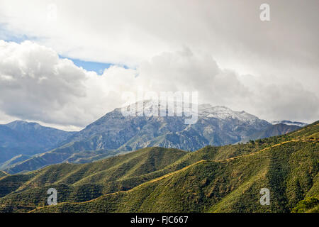 Berge im Naturpark Sierra de las Nieves, La Torrecilla Gipfel bedeckt mit Schnee, Andalusien, Spanien. Stockfoto