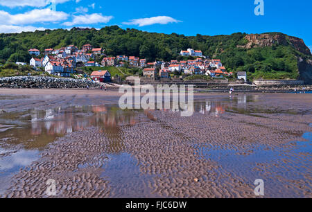 Hübsche Ferienhäuser, Runswick Bay, gesehen vom Sandstrand bei Ebbe, Erbe-Küste North Yorkshire, England UK Stockfoto