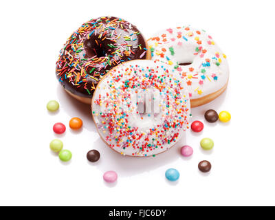 Donuts mit bunten Dekor und Bonbons. Isoliert auf weißem Hintergrund Stockfoto