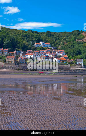 Hübsche Ferienhäuser, Runswick Bay, gesehen vom Sandstrand bei Ebbe, Erbe-Küste North Yorkshire, England UK Stockfoto